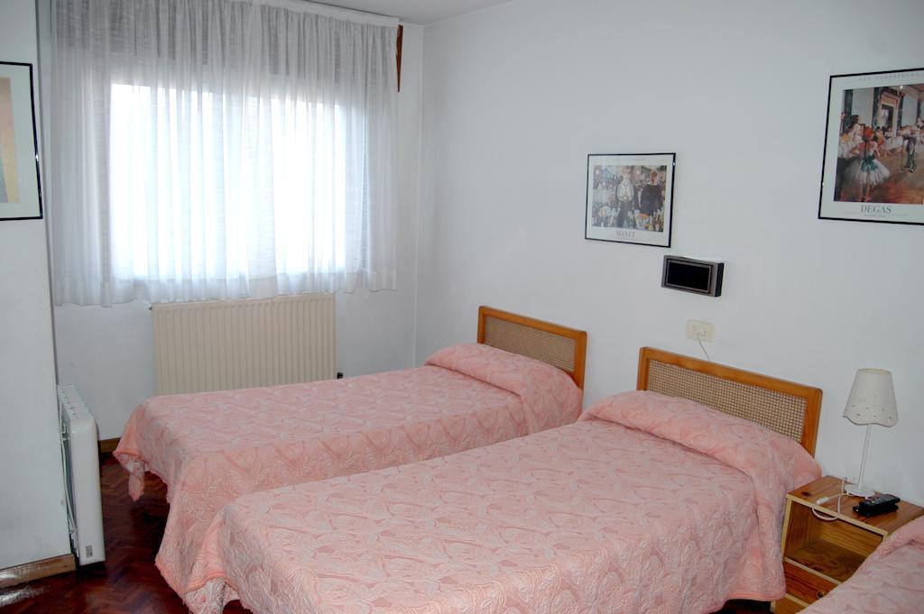 Hostal Charo II Сантьяго-де-Компостела Номер фото